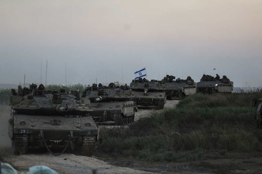 Israel pressed tanks close and shelled Gaza every 30 seconds 0